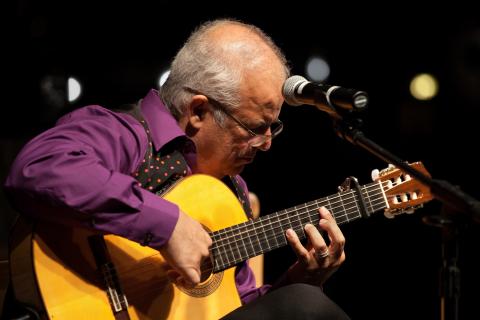 Hector Fernandez playing guitar